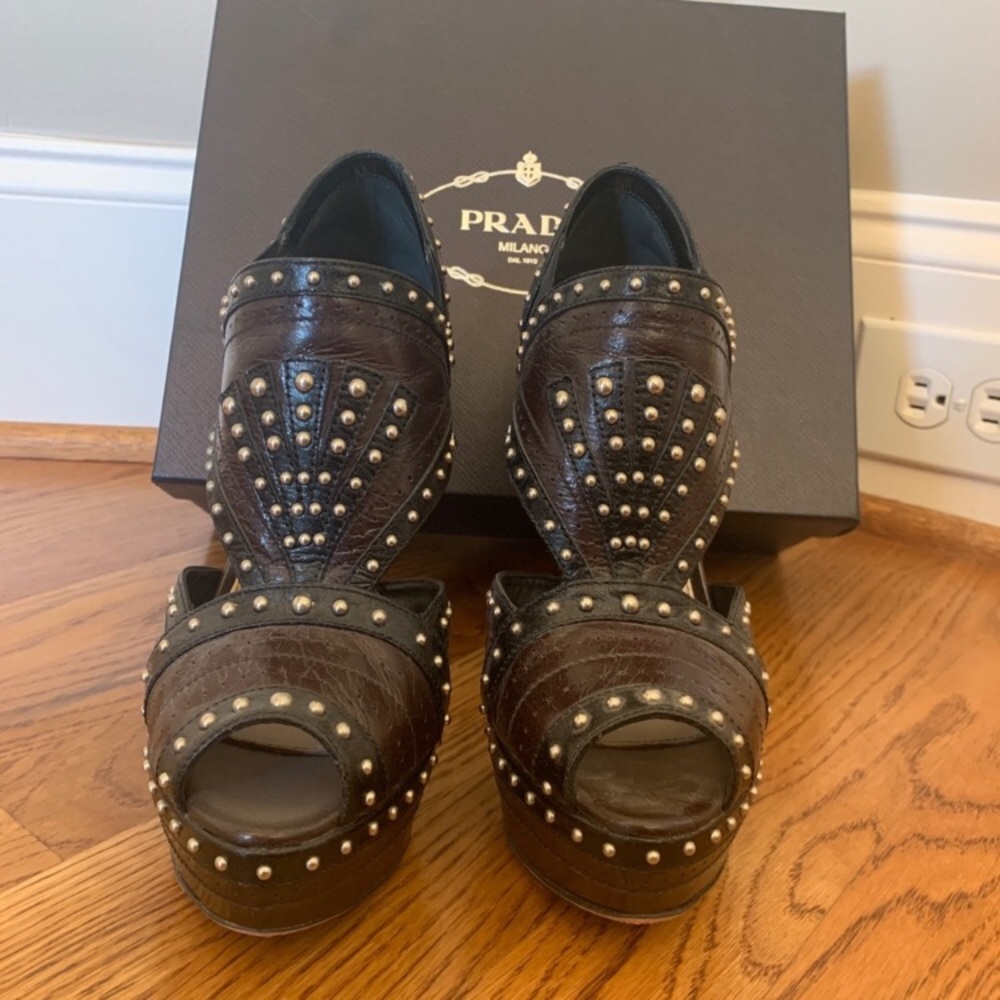 *Authentic* Unique and stylish Prada shoe withSilver detailing
